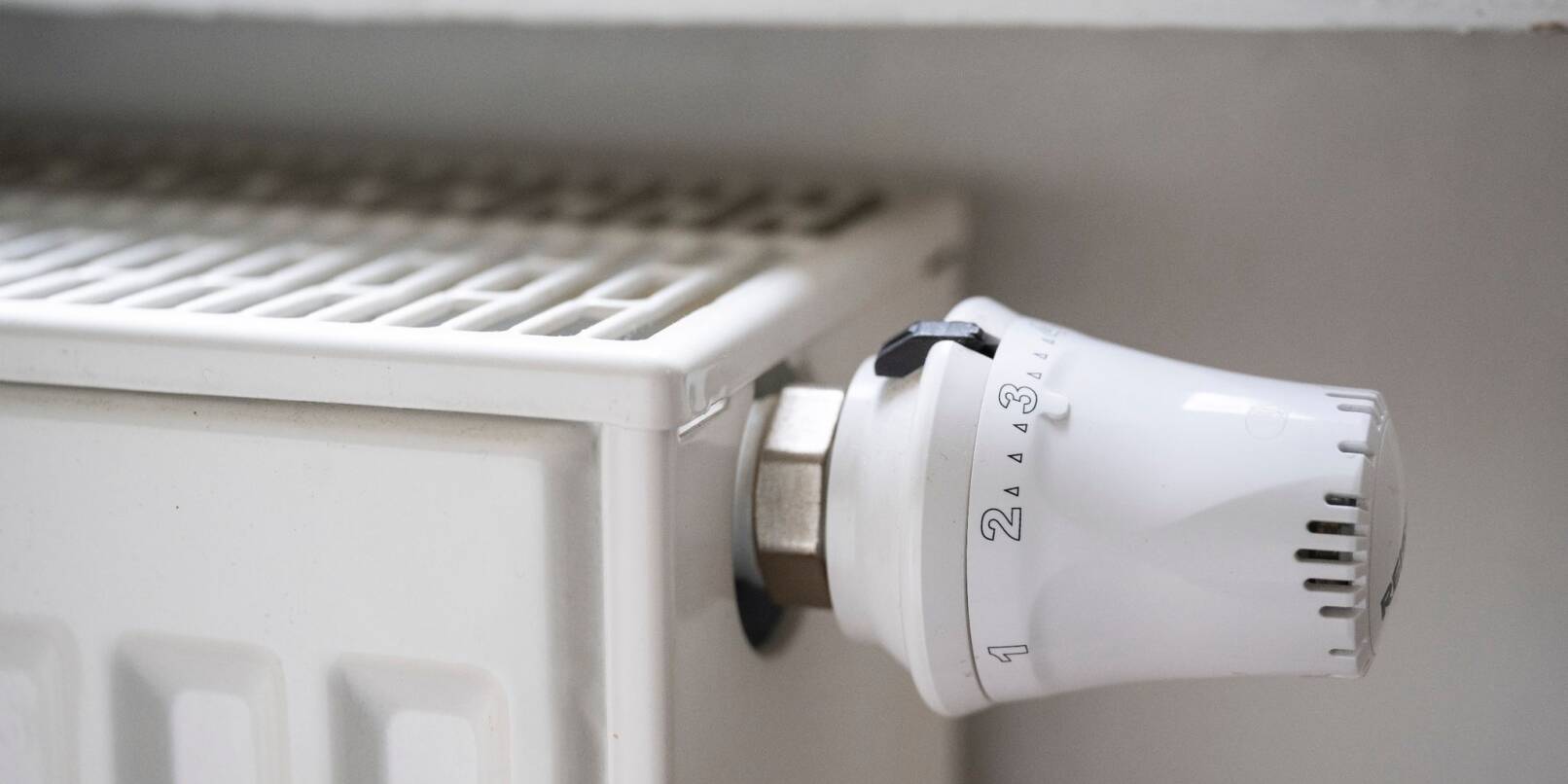 Heizkörper mit Thermostat. Heizkörper mit Thermostat.