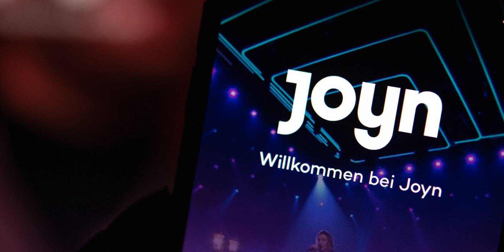 Auf dem Bildschirm eines iPhones wird die App der Streaming-Plattform Joyn angezeigt.