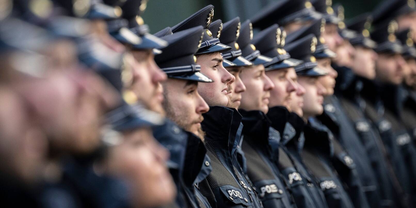 In Reih und Glied stehen 138 junge Bundespolizisten und Bundespolizistinnen bei ihrer Vereidigungsfeier.