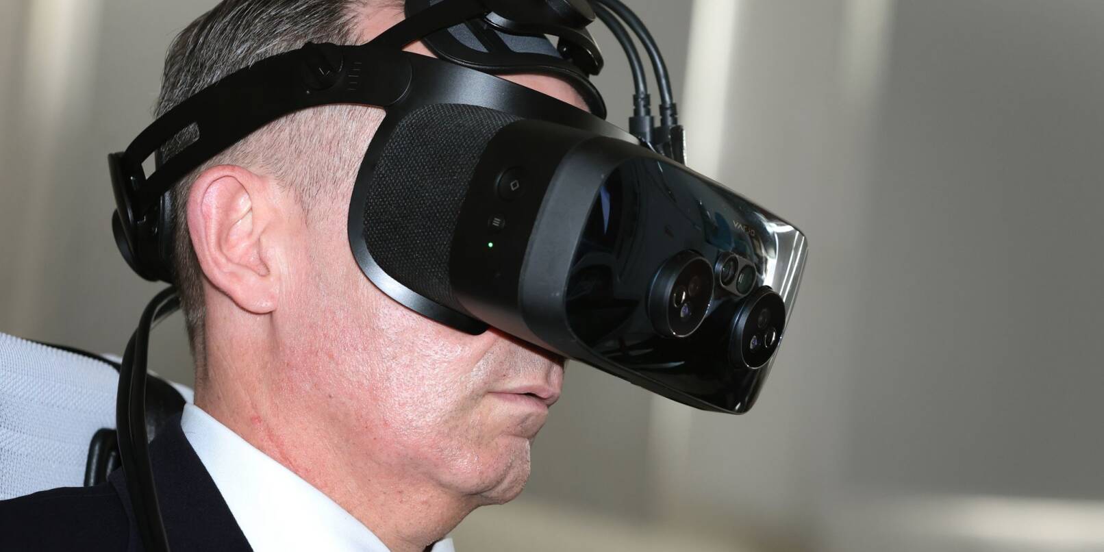 Digitalminister Volker Wissing, hier während eines Besuchs beim Luftfahrzeuge-Hersteller Lilium, mit einer MR-Brille (Mixed Reality) in einem Flugsimulator.