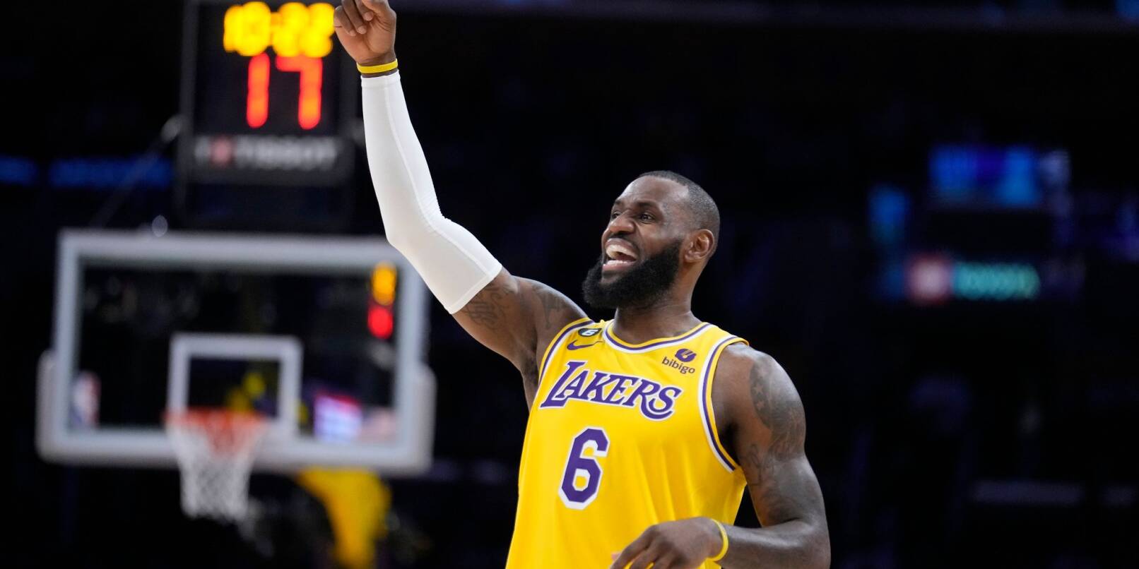 Basketball-Superstar LeBron James spielt auch nächste Saison bei den Lakers.