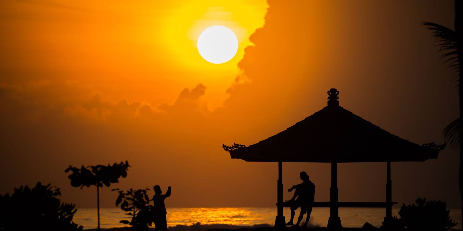 Am Strand von Nusa Dua geht die Sonne auf.