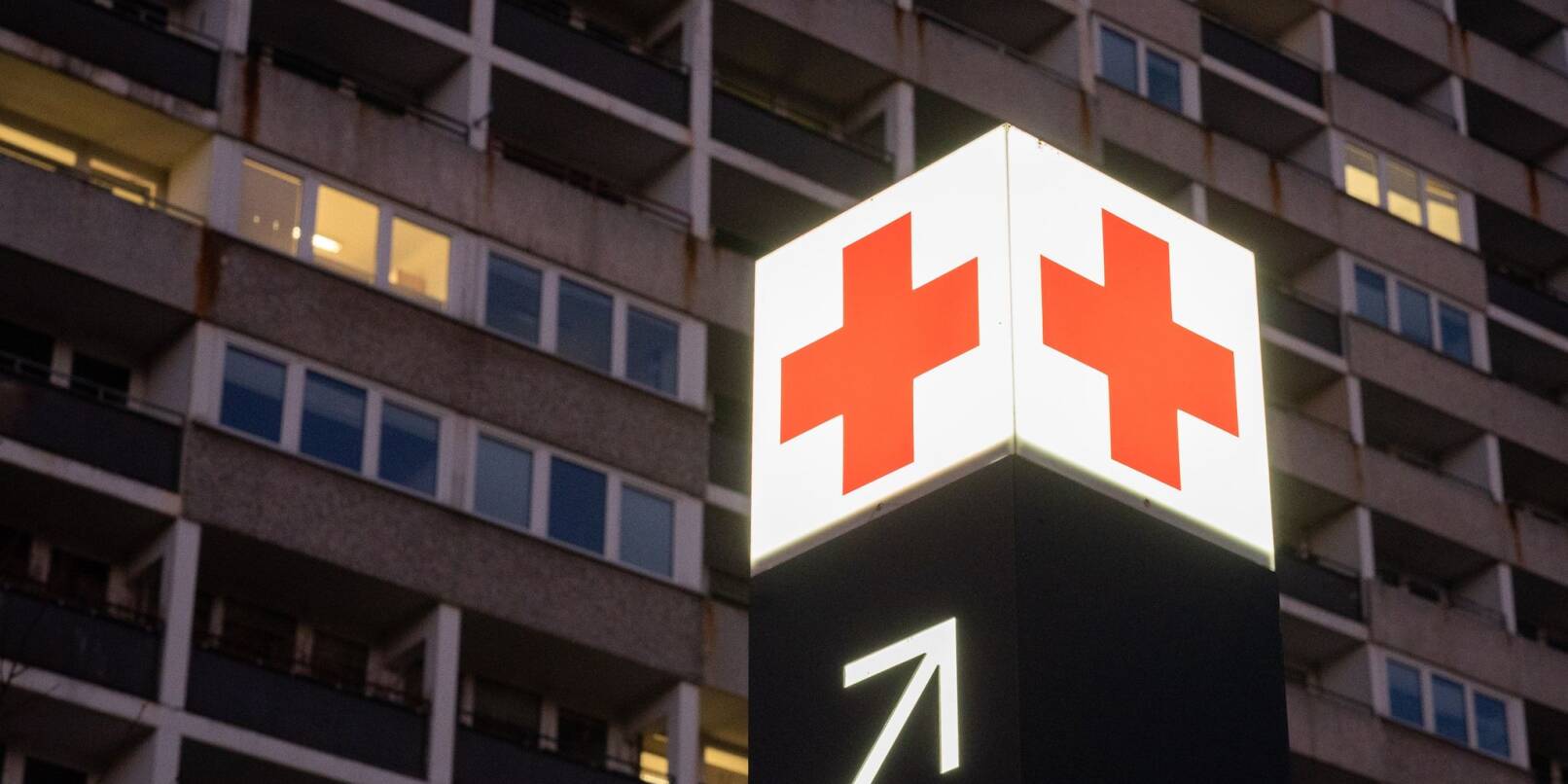 Ein Pfeil weist den Weg zur Notaufnahme eines Krankenhauses. Ein Pfeil weist den Weg zur Notaufnahme eines Krankenhauses.