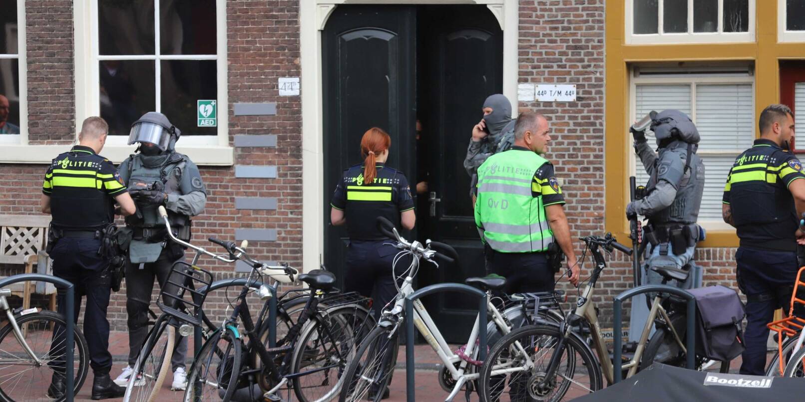 Polizeibeamte stehen am Tatort: Im niederländischen Leiden sind bei einer Attacke mit einer Stichwaffe mehrere Menschen verletzt worden, ein Mann starb.