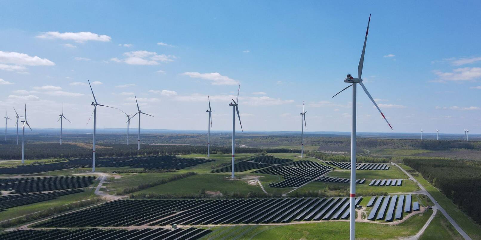 Windenergieanlagen und Solarparks auf der Hochfläche in Klettwitz bei Schipkau in Brandenburg.