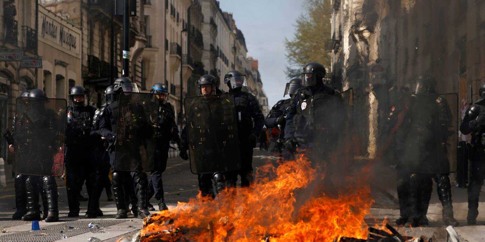 Bereitschaftspolizisten hinter einer brennenden Barrikade in Nantes.