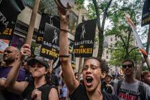 Plakate und Sprechchöre: Schauspieler starten in den Streik 
