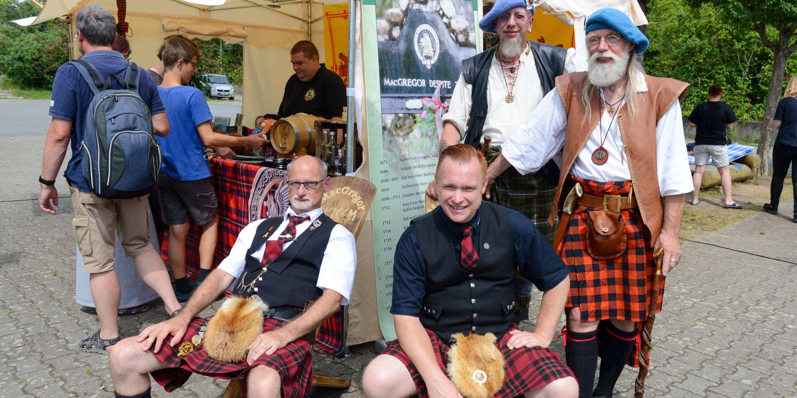 Vertreter der "The German Clan Gregor Society" statteten den Highland Games im Jahr 2019 einen Besuch ab. Unser Bild zeigt von links Ronald Baumann, Jürgen MacGregor, Manfred Dettmann und Oliver Mac Fitheach (vom Clan MacKinnon).