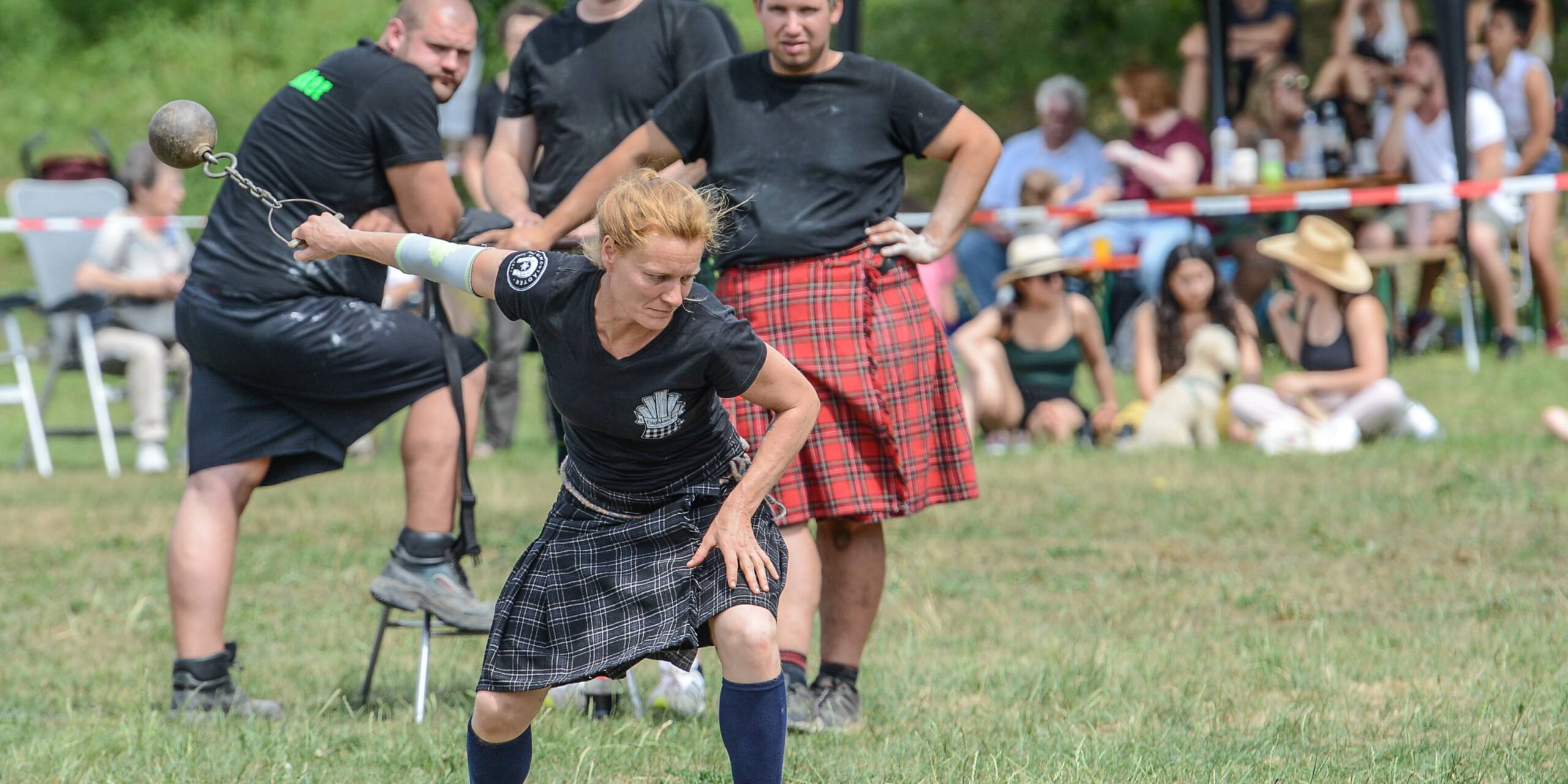 Bei den Highlandern herrscht Gleichberechtigung. Auch Frauen nehmen an den Wettkämpfen teil.