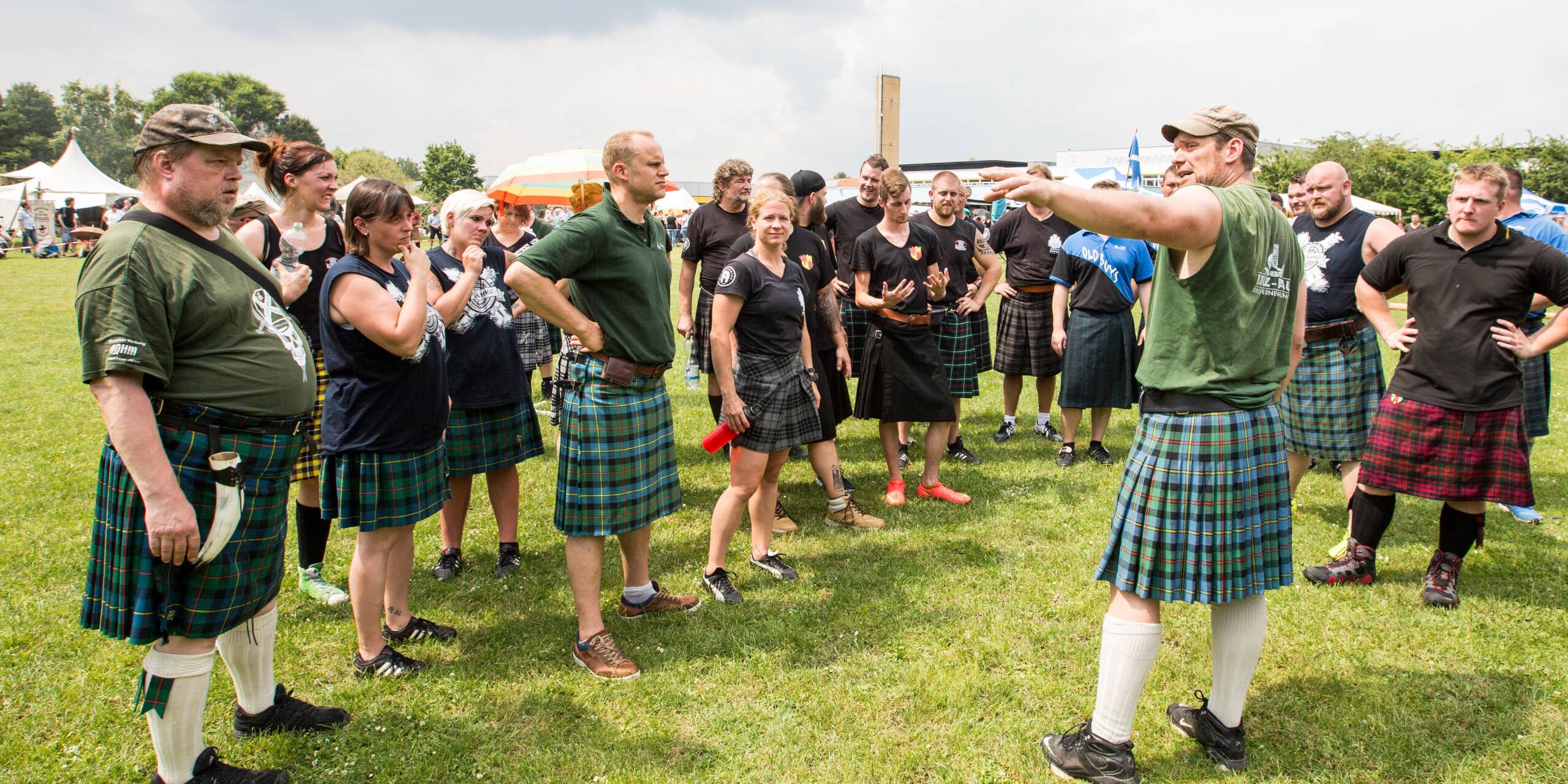 Bevor es losgeht, erhalten die Teilnehmer der Highland Games letzte Anweisungen.