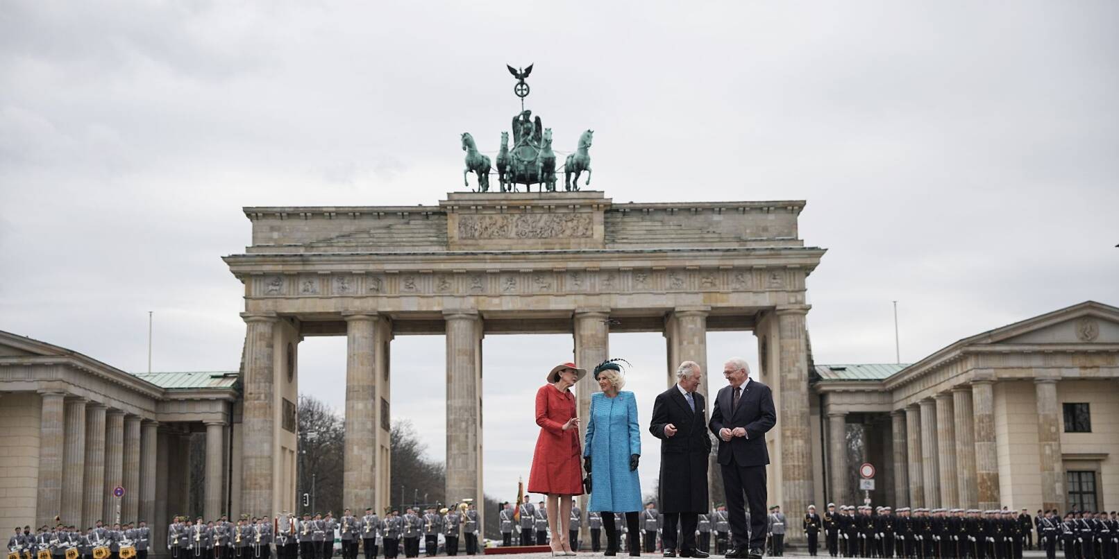 König Charles III. von Großbritannien (2.v.r) und Königsgemahlin Camilla (2.v.l) werden am Brandenburger Tor von Bundespräsident Frank-Walter Steinmeier und seiner Frau Elke Büdenbender mit militärischen Ehren begrüßt.
