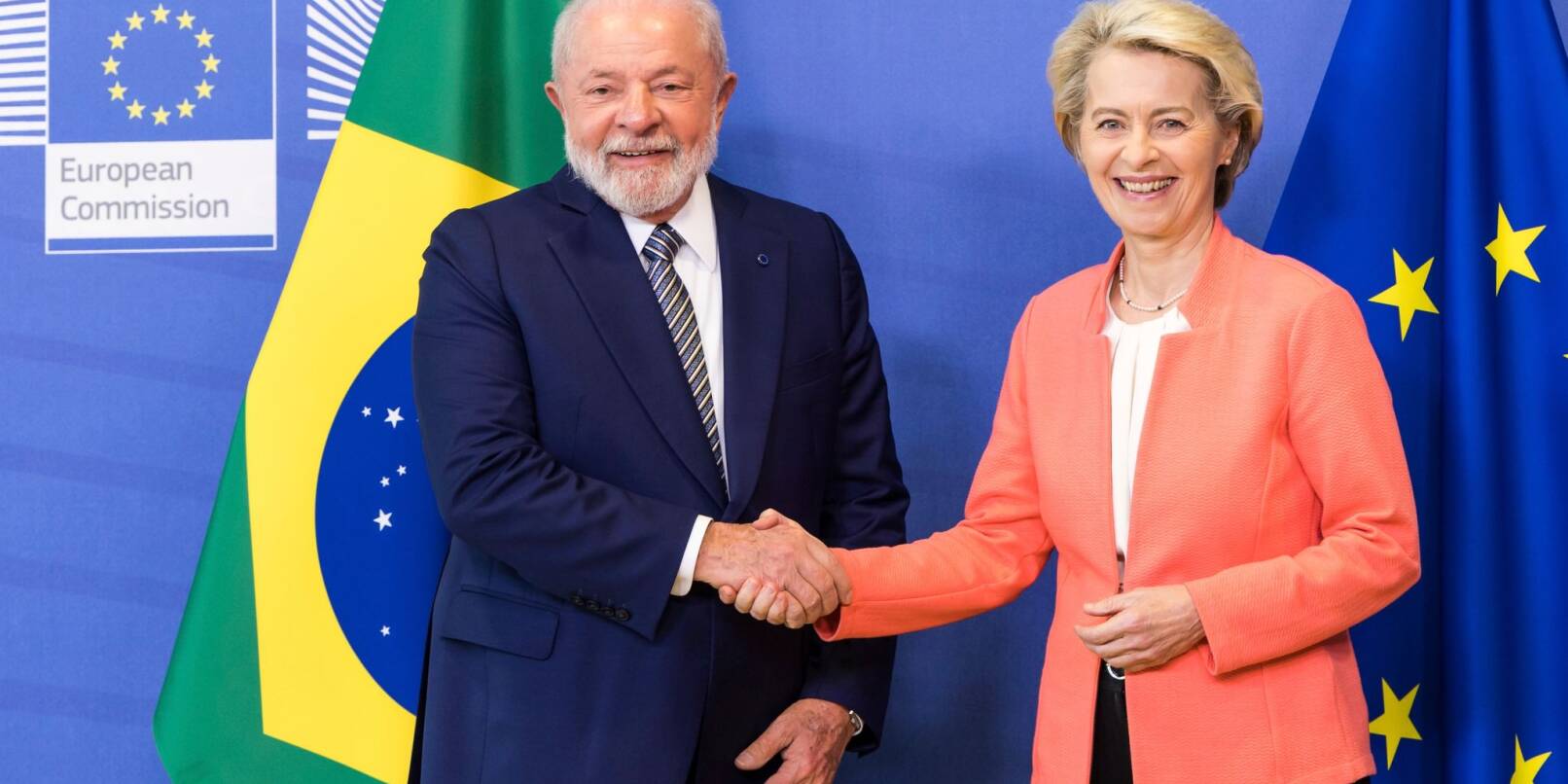 EU-Kommissionspräsidentin Ursula von der Leyen begrüßt den brasilianischen Präsidenten Luiz Inácio Lula da Silva in Brüssel.