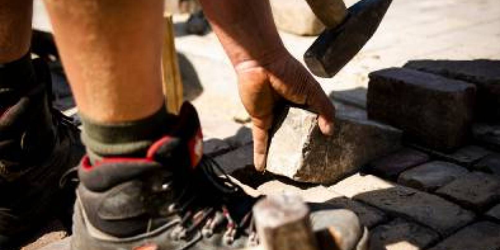 Wer in Gärten und Parks, auf Sportplätzen und Friedhöfen arbeitet, kann auf eine dickere Lohntüte hoffen. Wer in Gärten und Parks, auf Sportplätzen und Friedhöfen arbeitet, kann auf eine dickere Lohntüte hoffen.
