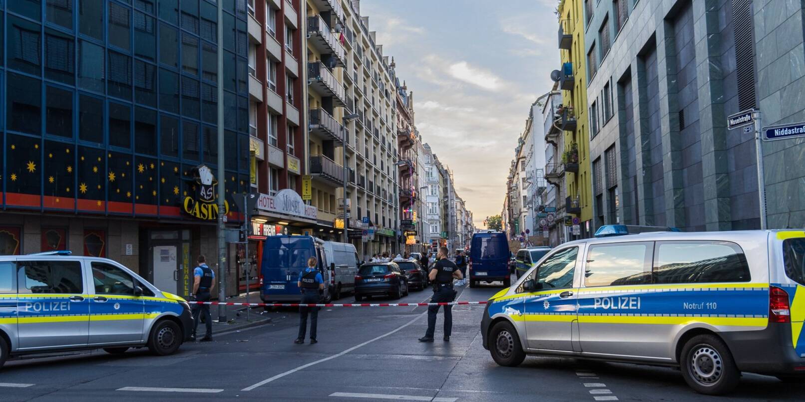 Polizisten stehen vor einer Absperrung während eines Einsatzes im Bahnhofsviertel in Frankfurt. Polizisten stehen vor einer Absperrung während eines Einsatzes im Bahnhofsviertel in Frankfurt.