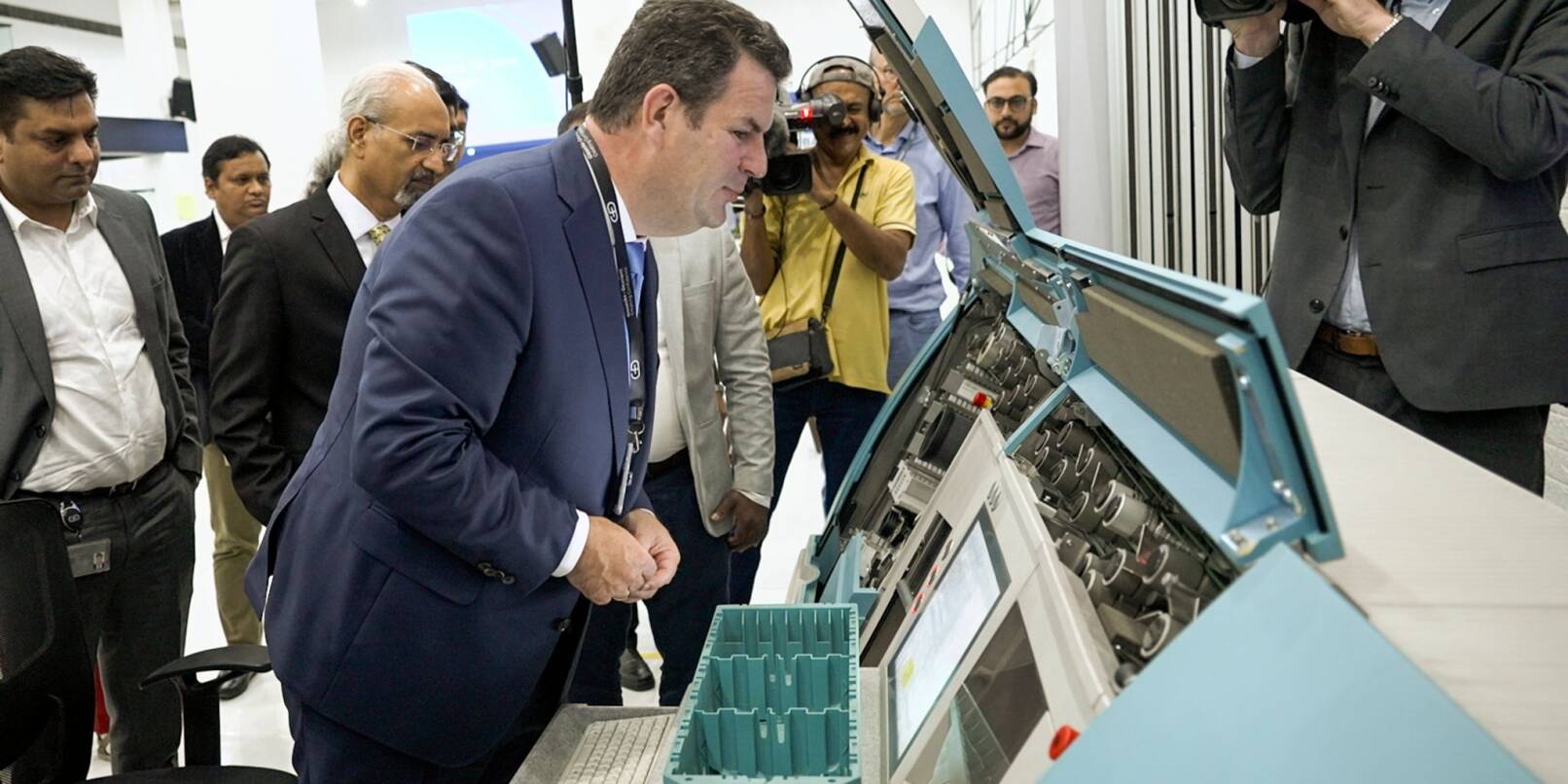 Bundesarbeitsminister Hubertus Heil besucht in Neu Delhi das deutsche Unternehmen Giesecke & Devrient Information Technology, das unter anderem Geldzählmaschinen herstellt.