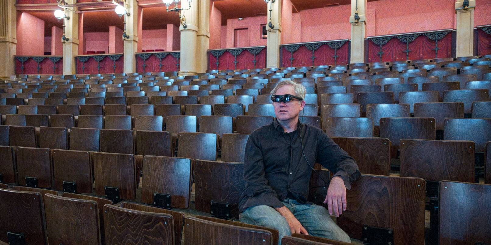 Regisseur Jay Scheib mit einer Augmented Reality (AR) Brille im Zuschauerraum des Festspielhauses.
