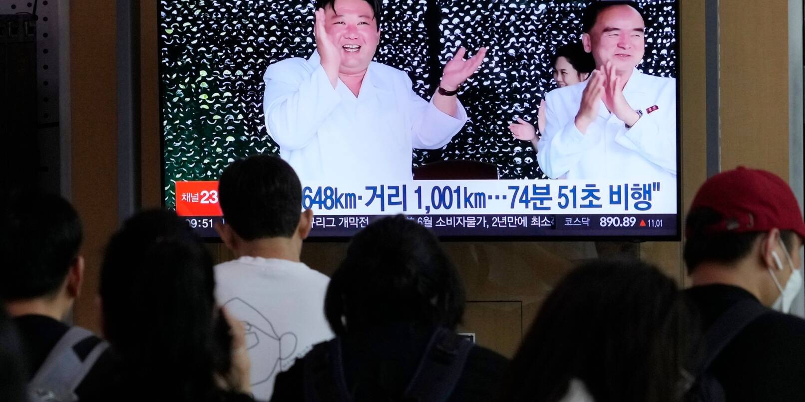 Ein Fernsehbildschirm zeigt ein Bild von Kim Jong Un (l) während einer Nachrichtensendung im Bahnhof von Seoul.