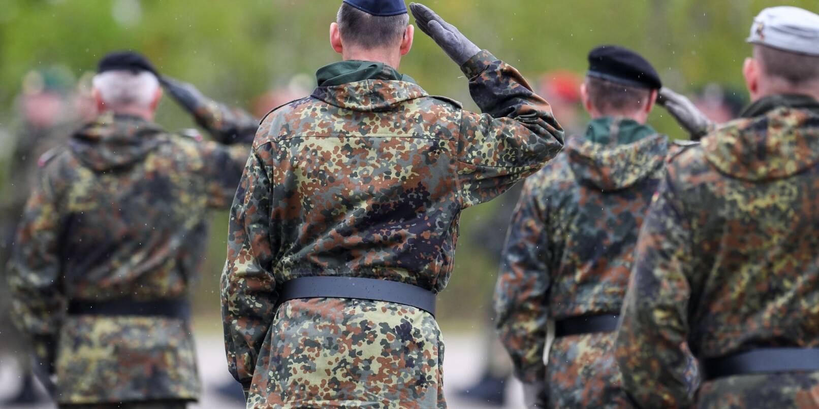 Reservisten salutieren bei einem Appell in der Fürst-Wrede-Kaserne in München. (Archivaufnahme)