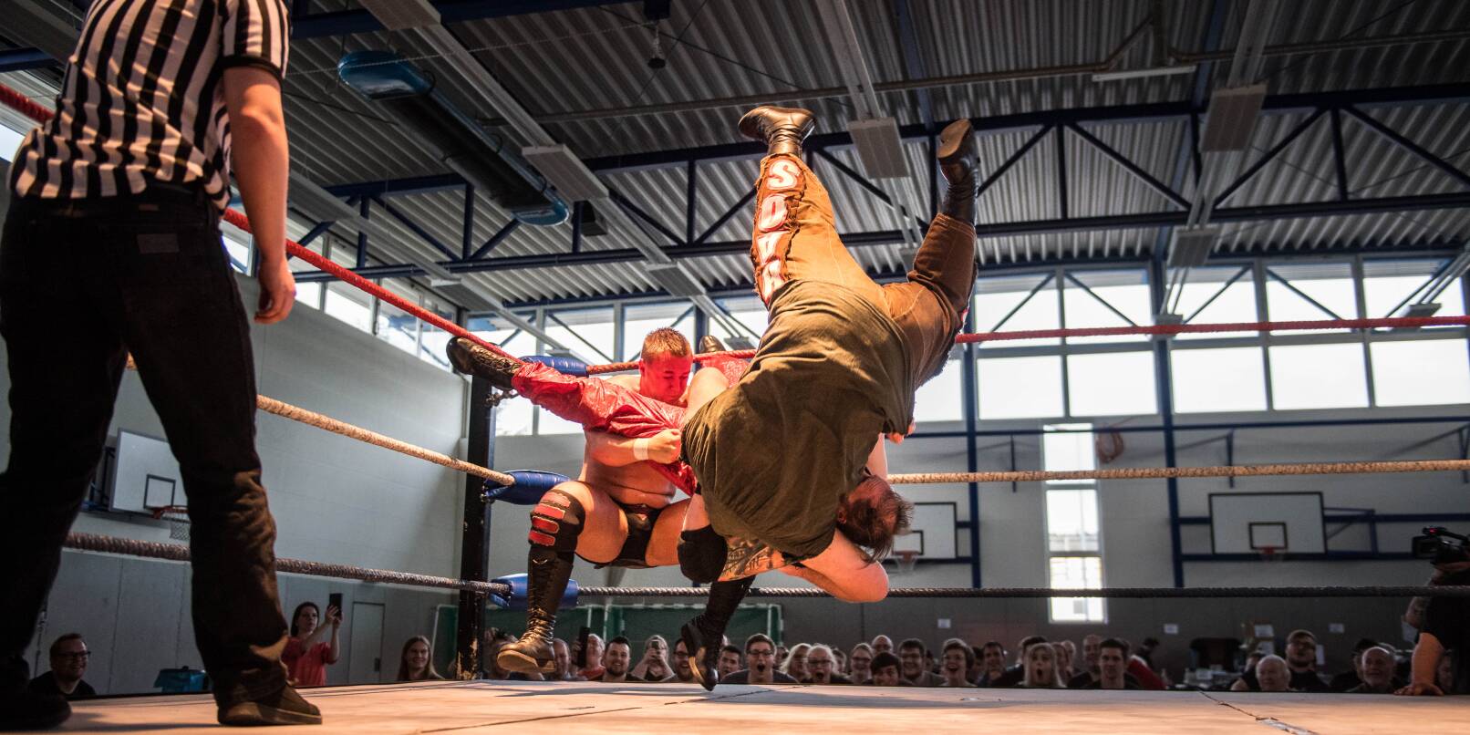 Ein Dauergast bei den Wrestling-Events des AC 92 Weinheim im Sportpark ist Chris Riot (rote Hose),  hier 2018 im Kampf gegen Juvenile X.