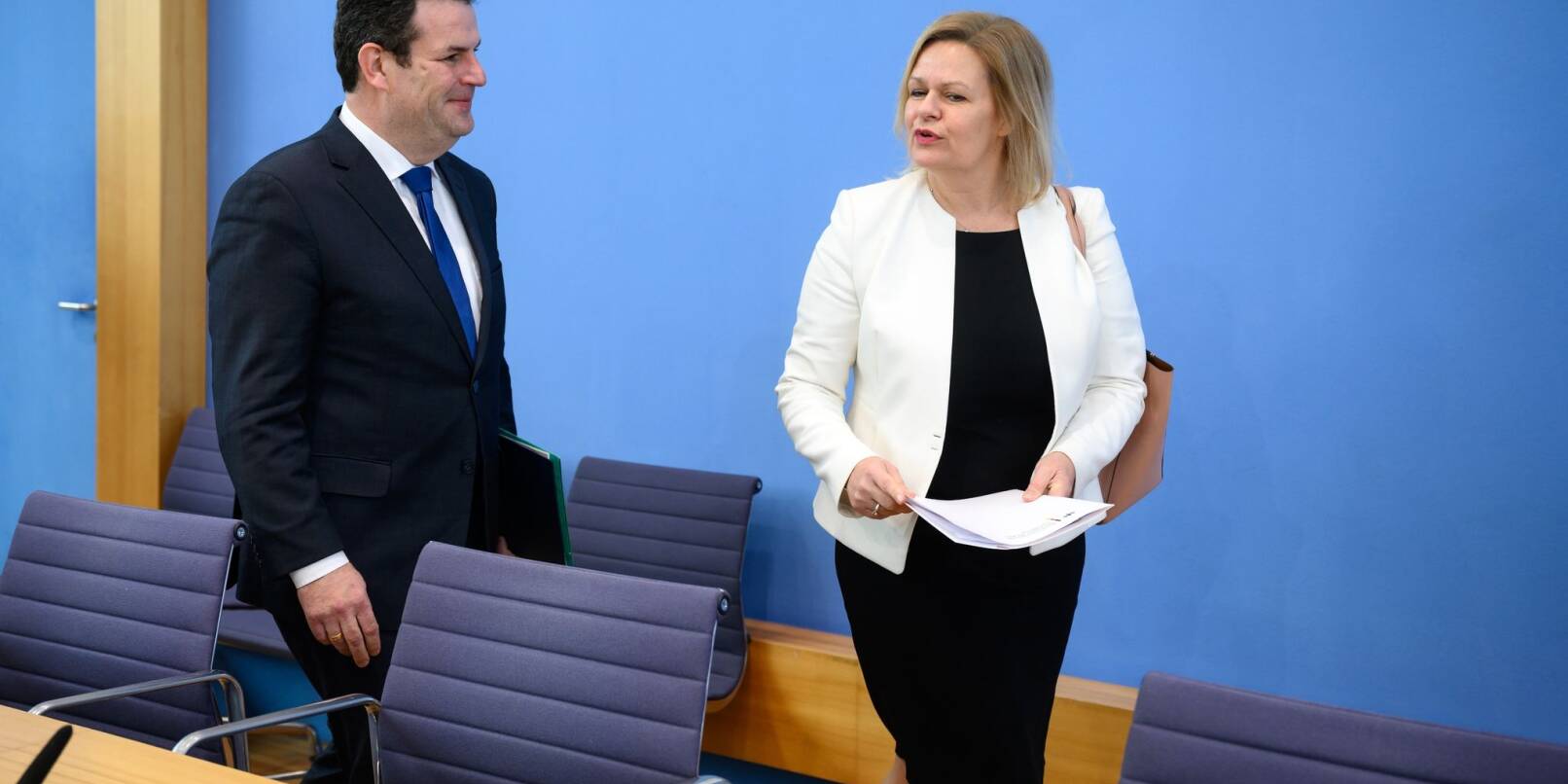 Bundesinnenministerin Nancy Faeser und Bundesarbeitsminister Hubertus Heil vor Beginn einer Pressekonferenz in Berlin.