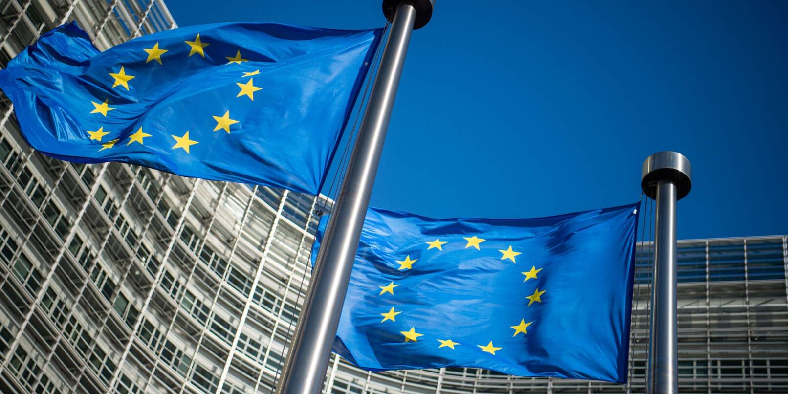 EU-Flaggen vor dem Sitz der Europäischen Kommission.