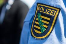 Sachsen: Gruppe überfällt Paar in Wohnung, greift Polizei an
