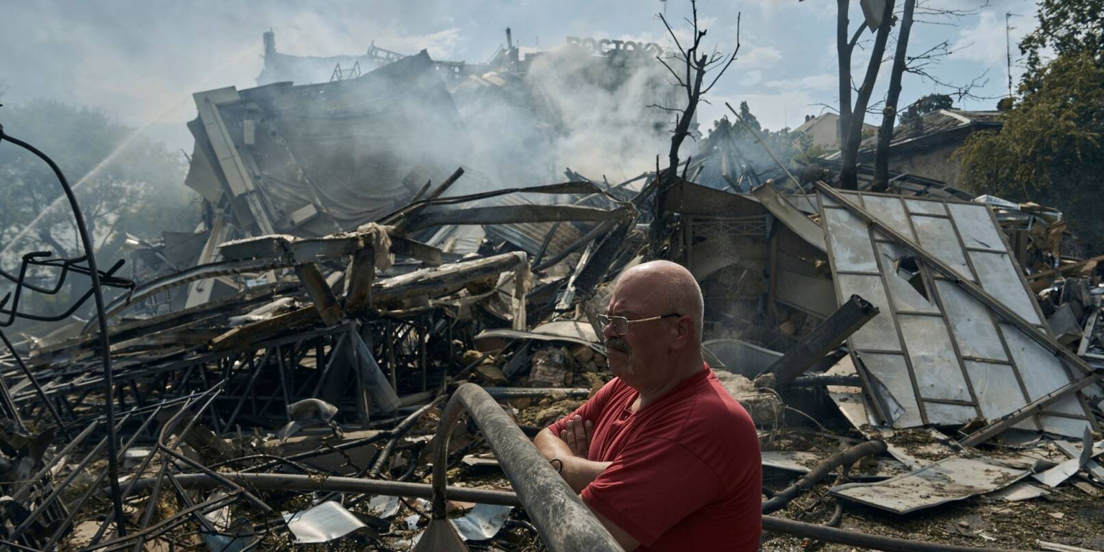 Eine Mann steht in Odessa in den Trümmern eines Gebäudes.