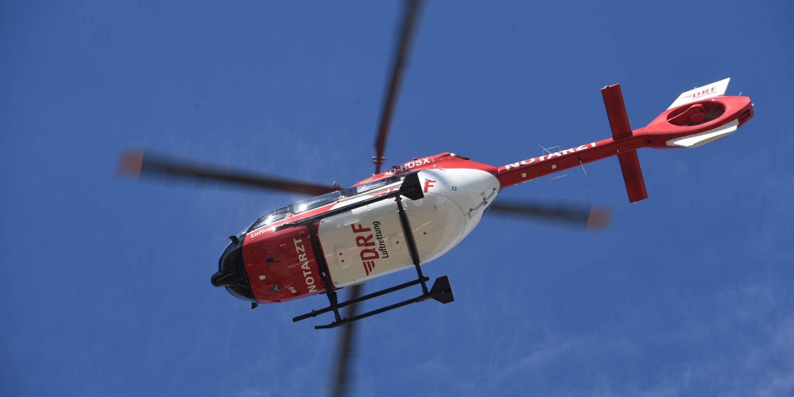 Ein Rettungshubschrauber fliegt am Himmel. Ein Rettungshubschrauber fliegt am Himmel.