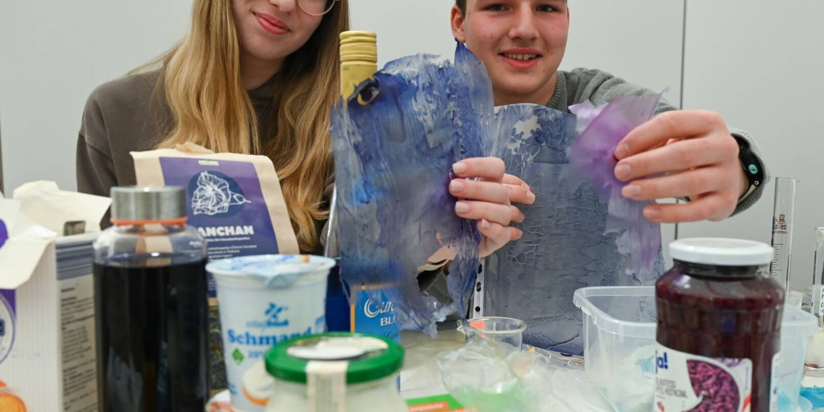 Emilia Jolina Raab (l) und Maurice Roßbach nehmen mit ihrem Projekt «Smarte Folie» am Landeswettbewerb «Jugend forscht» teil.