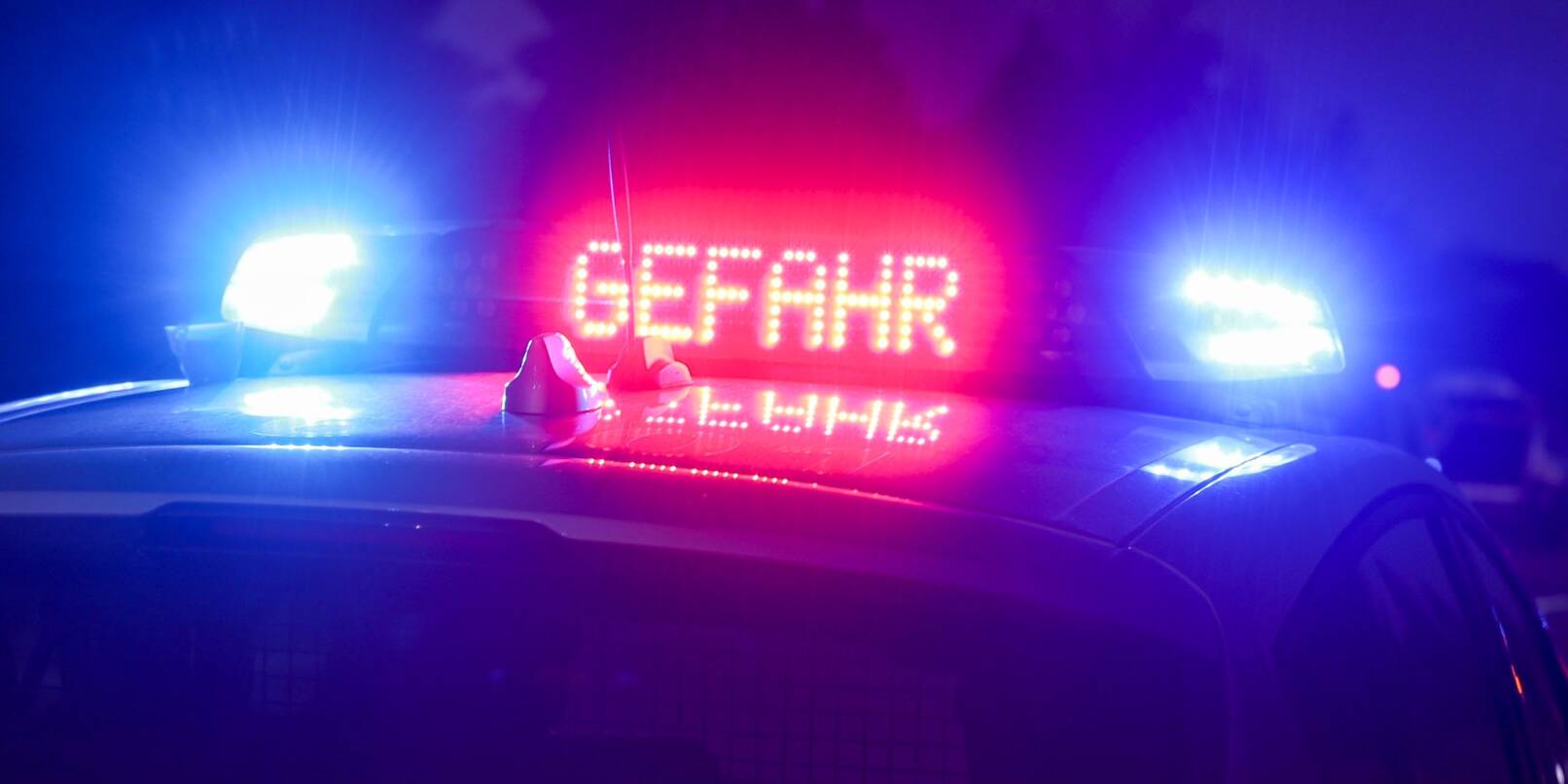 Der Hinweis «Gefahr» leuchtet auf dem Dach eines Einsatzwagens der Polizei. Der Hinweis «Gefahr» leuchtet auf dem Dach eines Einsatzwagens der Polizei.