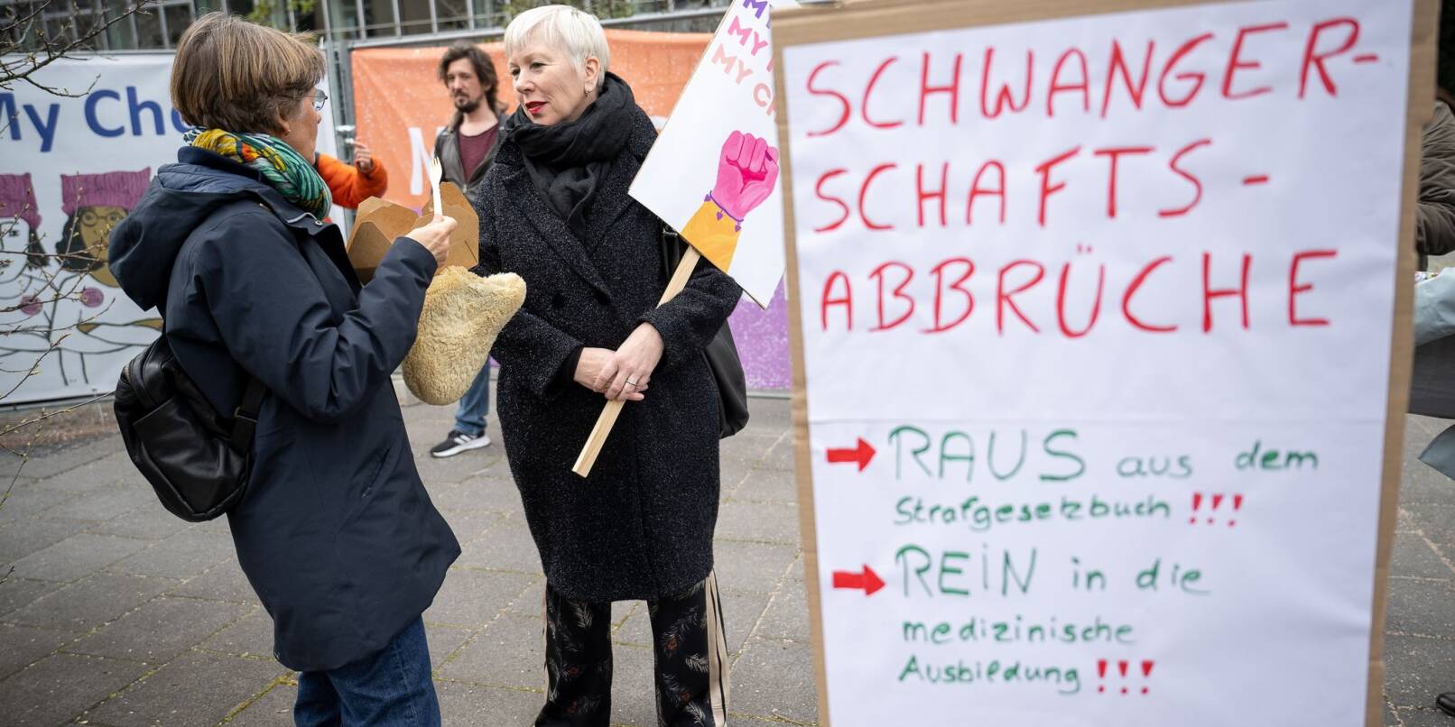 Eine Frau demonstriert vor der Beratungsstelle pro familia der Stadt Frankfurt am Main.