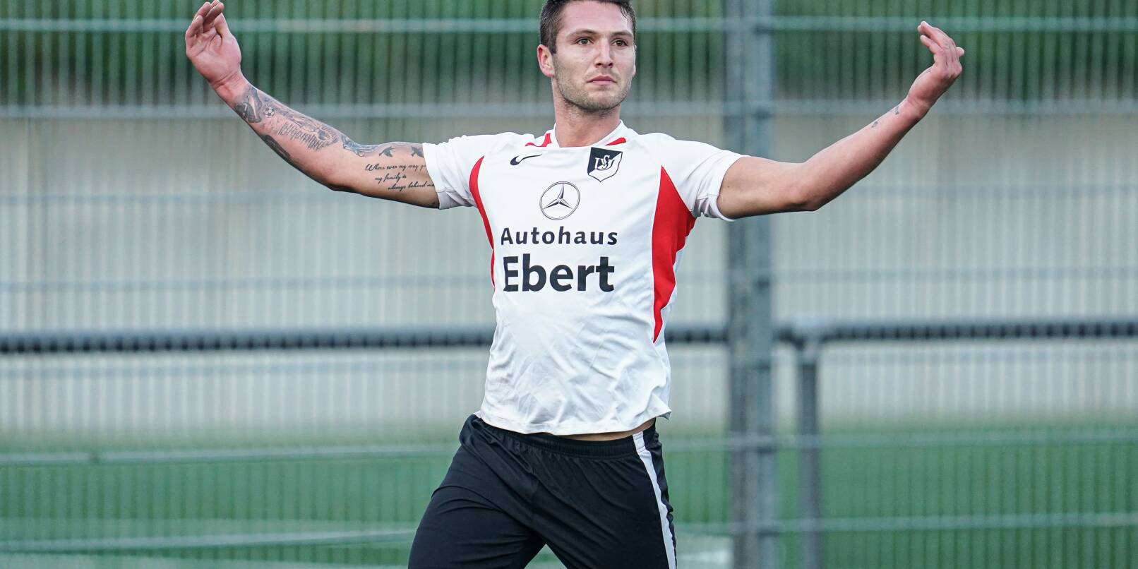 Zehn Tore erzielte Chris Diefenbach in der vergangenen Saison für den SV Unter-Flockenbach in der Hessenliga. Nach sechs Jahren beim SVU ist der Torjäger nun wieder zum SV ;Fürth zurückgekehrt und agiert hier als Co-Spielertrainer. Zehn Tore erzielte Chris Diefenbach in der vergangenen Saison für den SV Unter-Flockenbach in der Hessenliga. Nach sechs Jahren beim SVU ist der Torjäger nun wieder zum SV ;Fürth zurückgekehrt und agiert hier als Co-Spielertrainer.