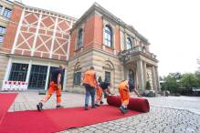 Von der Leyen und Merkel - Bayreuther Festspiele beginnen
