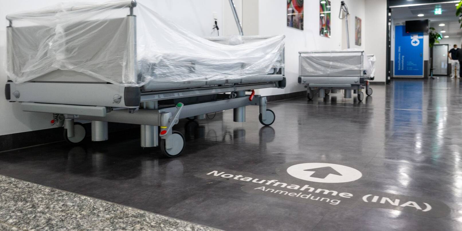 Patientenbetten stehen im Krankenhaus vor der Notaufnahme.