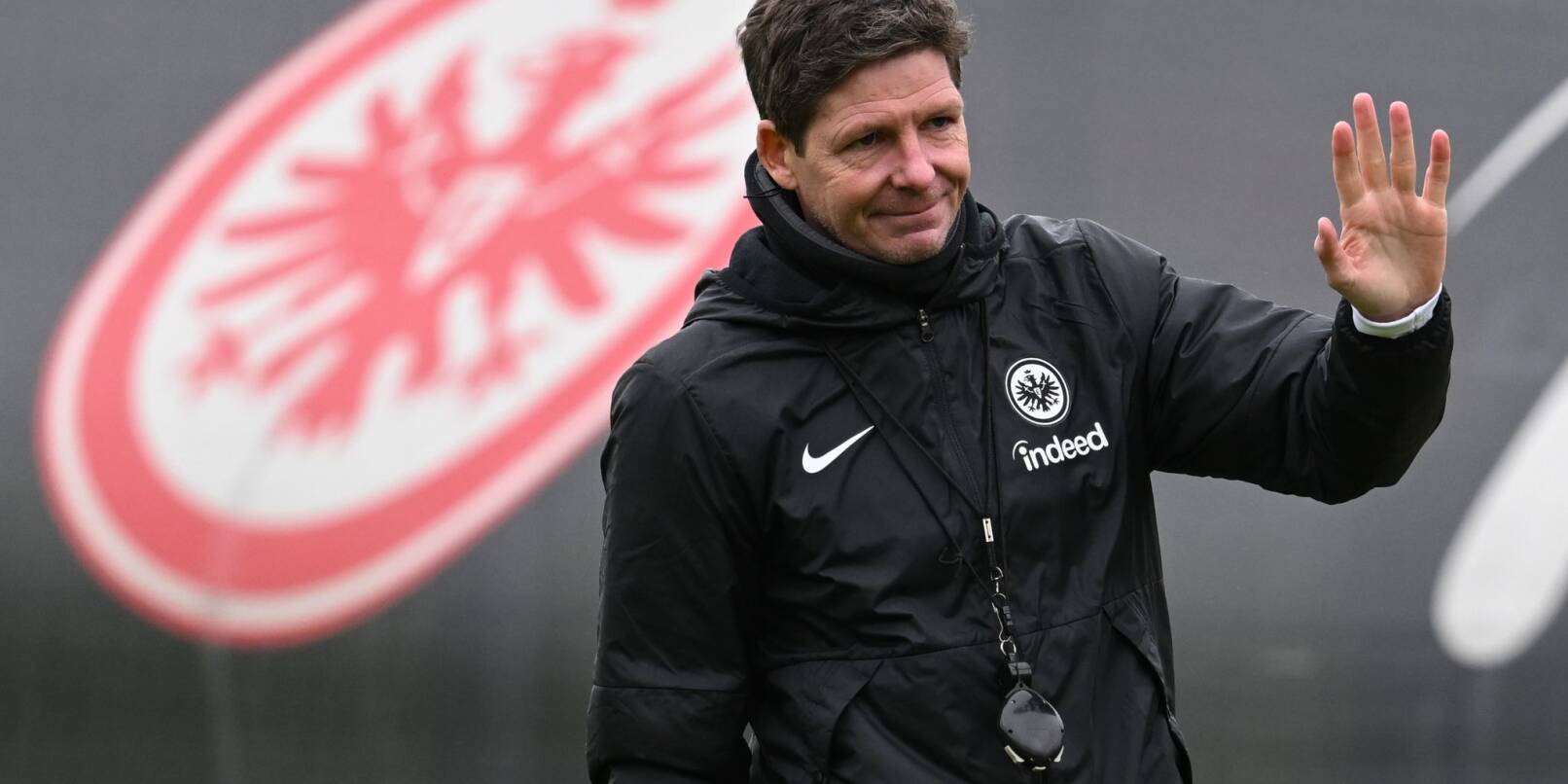 Cheftrainer Oliver Glasner grüßt beim Abschlusstraining von Eintracht Frankfurt.