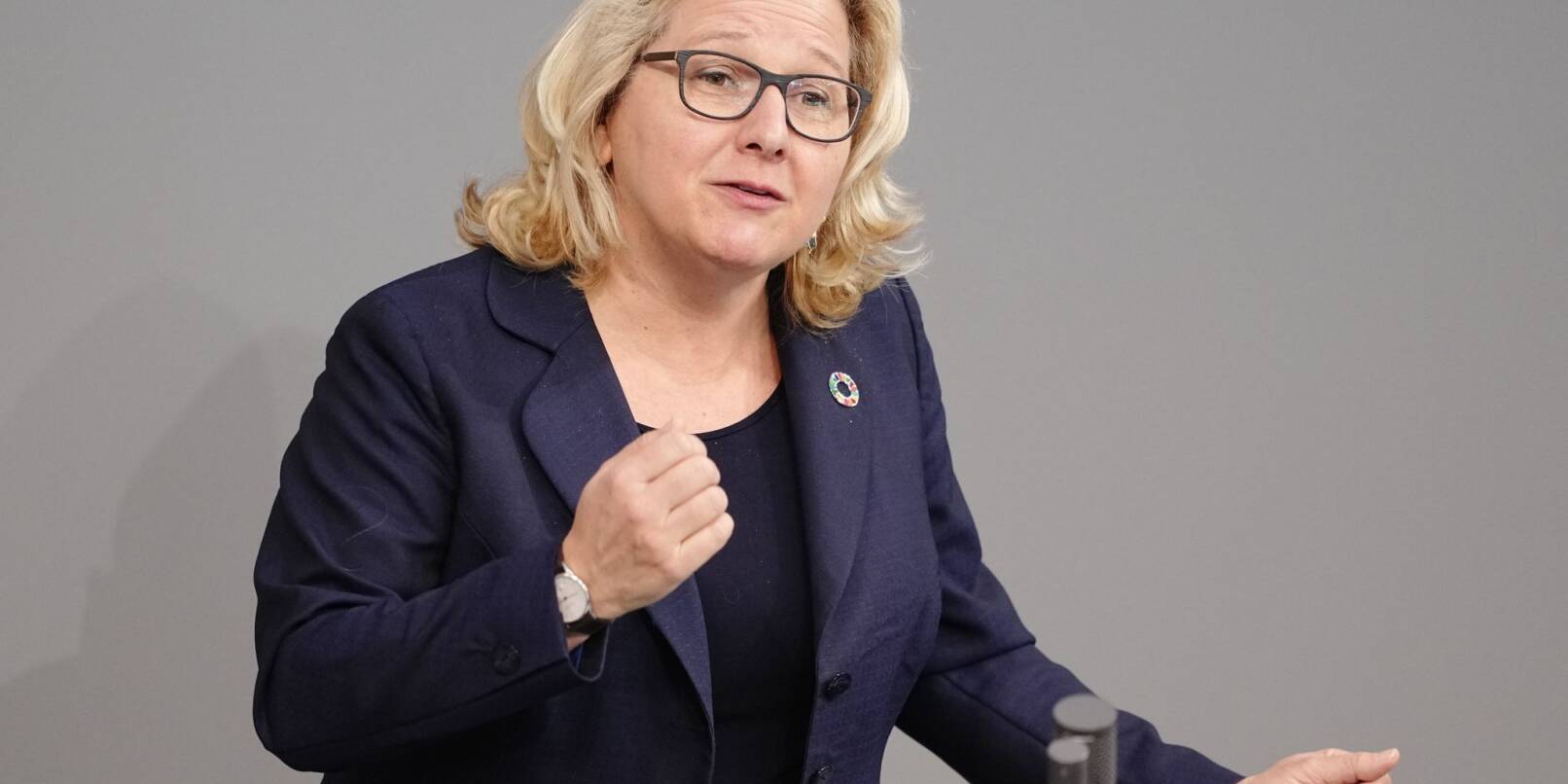 Entwicklungsministerin Svenja Schulze spricht bei einer Sitzung des Bundestags zu den Abgeordneten.
