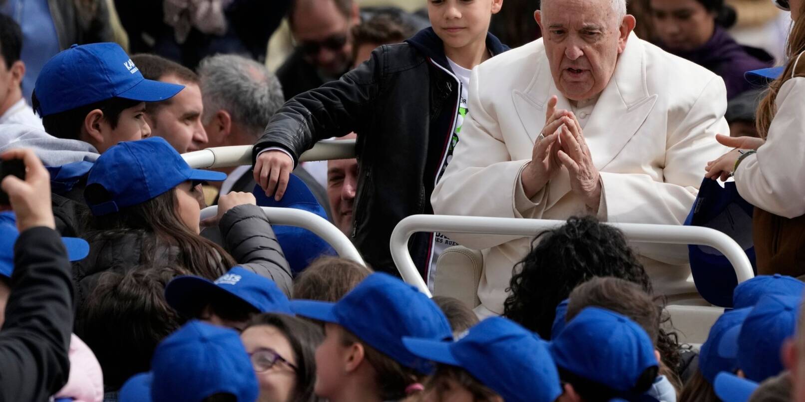 Vor dem Krankenhausaufenthalt: Papst Franziskus spricht mit Kindern bei seiner Generalaudienz.