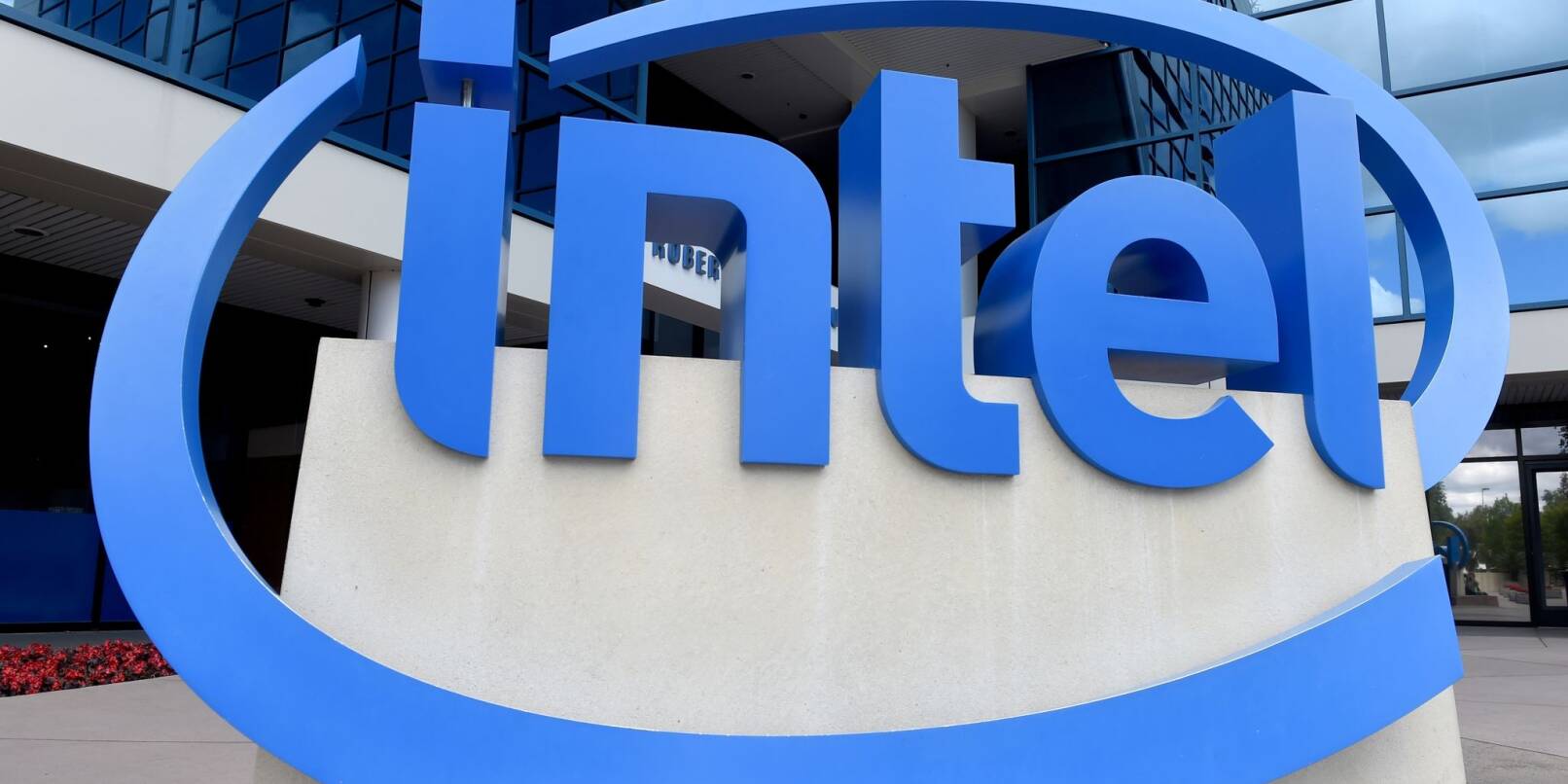 Das Logo des Chipherstellers Intel vor der Zentrale des Unternehmens im kalifornischen Santa Clara.