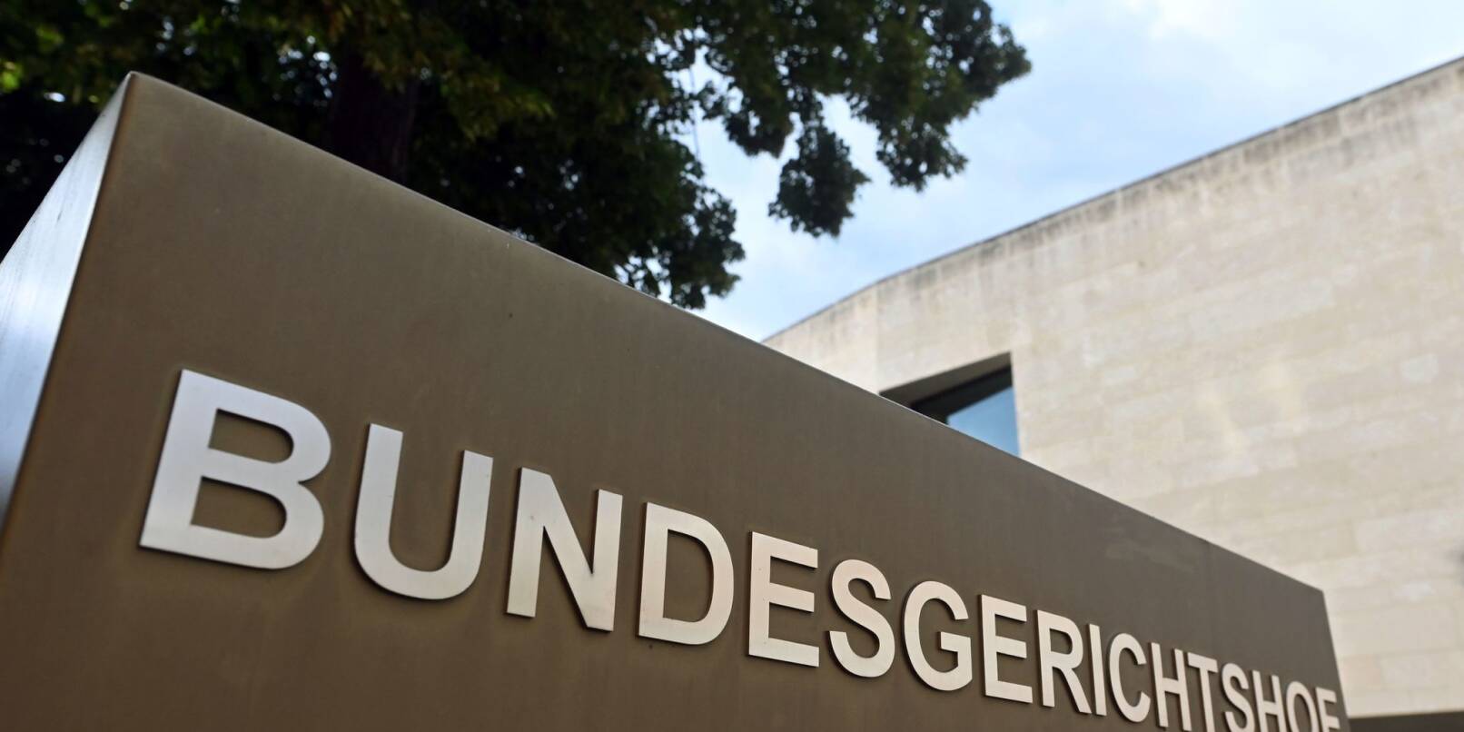 Ein Hinweisschild steht vor dem Bundesgerichtshof (BGH) in Karlsruhe. Ein Hinweisschild steht vor dem Bundesgerichtshof (BGH) in Karlsruhe.