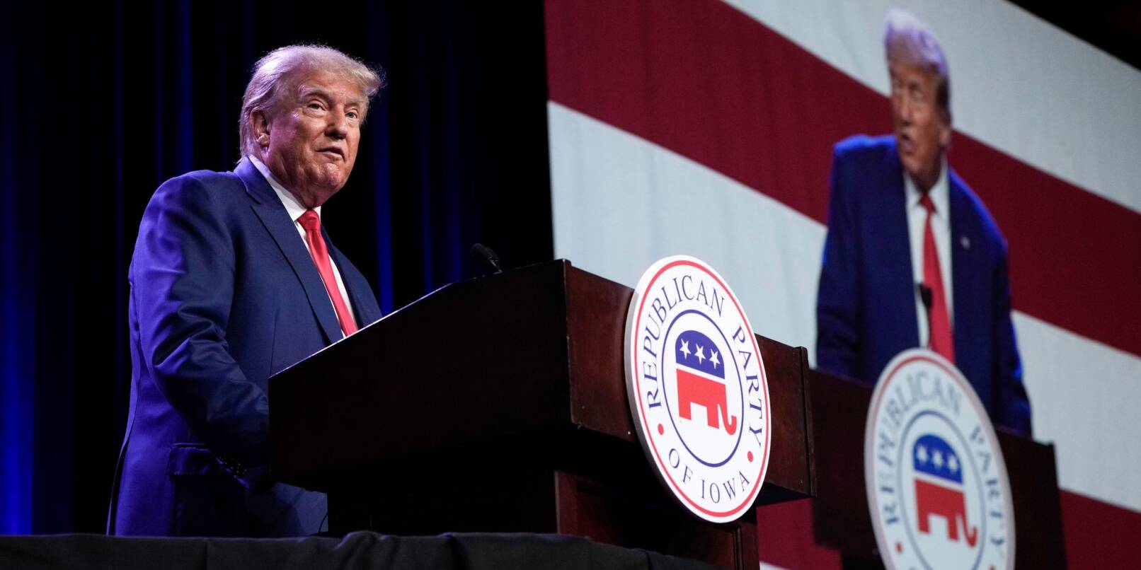 Der ehemalige US-Präsident Donald Trump spricht beim Lincoln Dinner 2023 der Republikanischen Partei von Iowa.