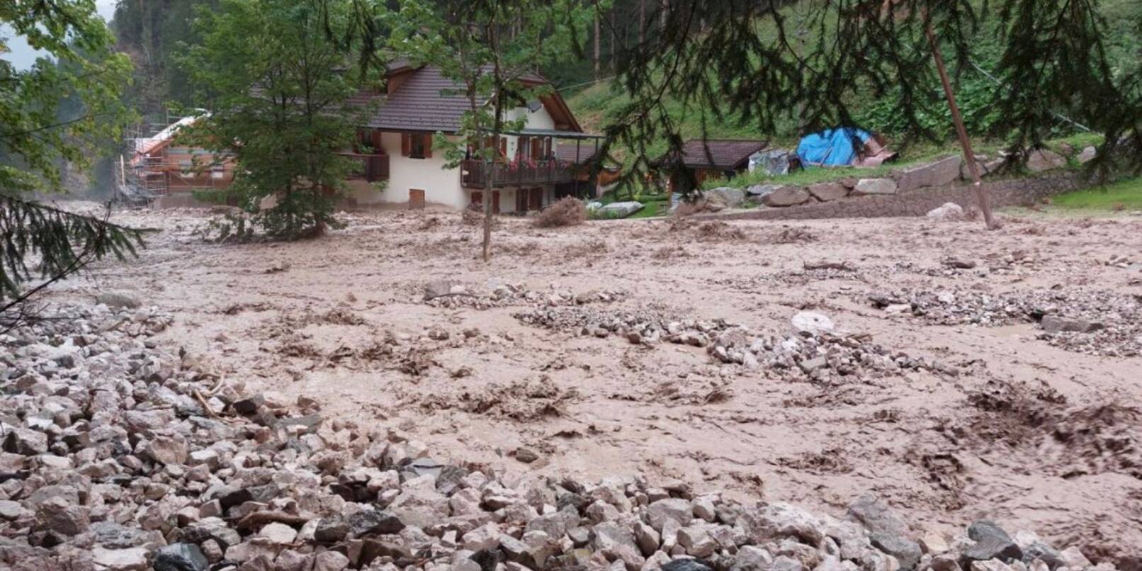 Schlamm und Wasser im oberen Pustertal in Sütdirol. Lokal heftige Gewitter mit Starkregen haben zu größeren Schäden geführt.