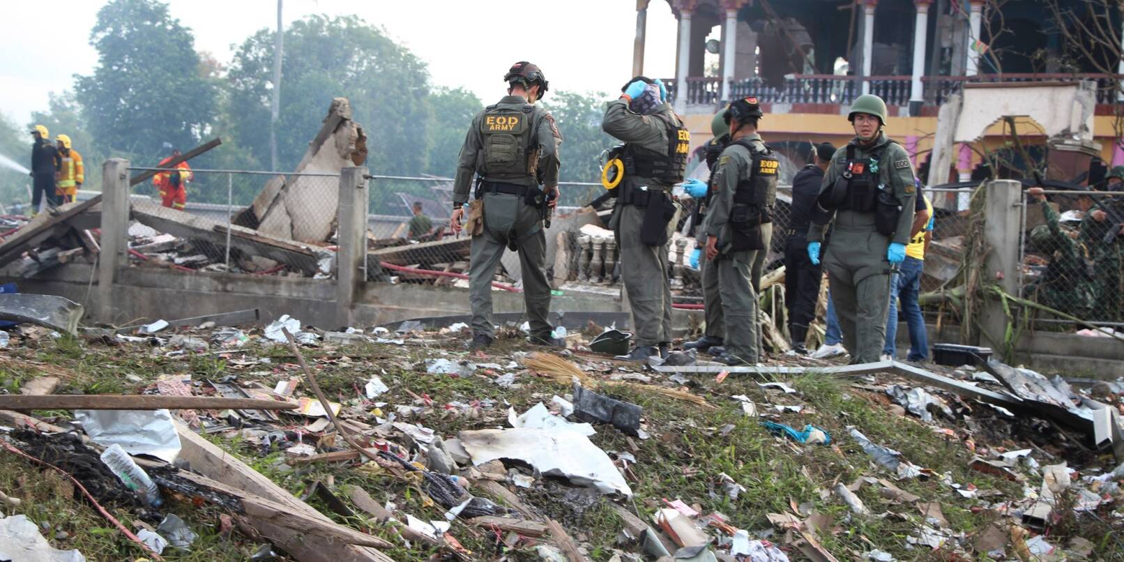 Einsatzkräfte des Kampfmittelräumdienstes untersuchen die Überreste eines durch eine Explosion zerstörten Gebäudes in Thailand.