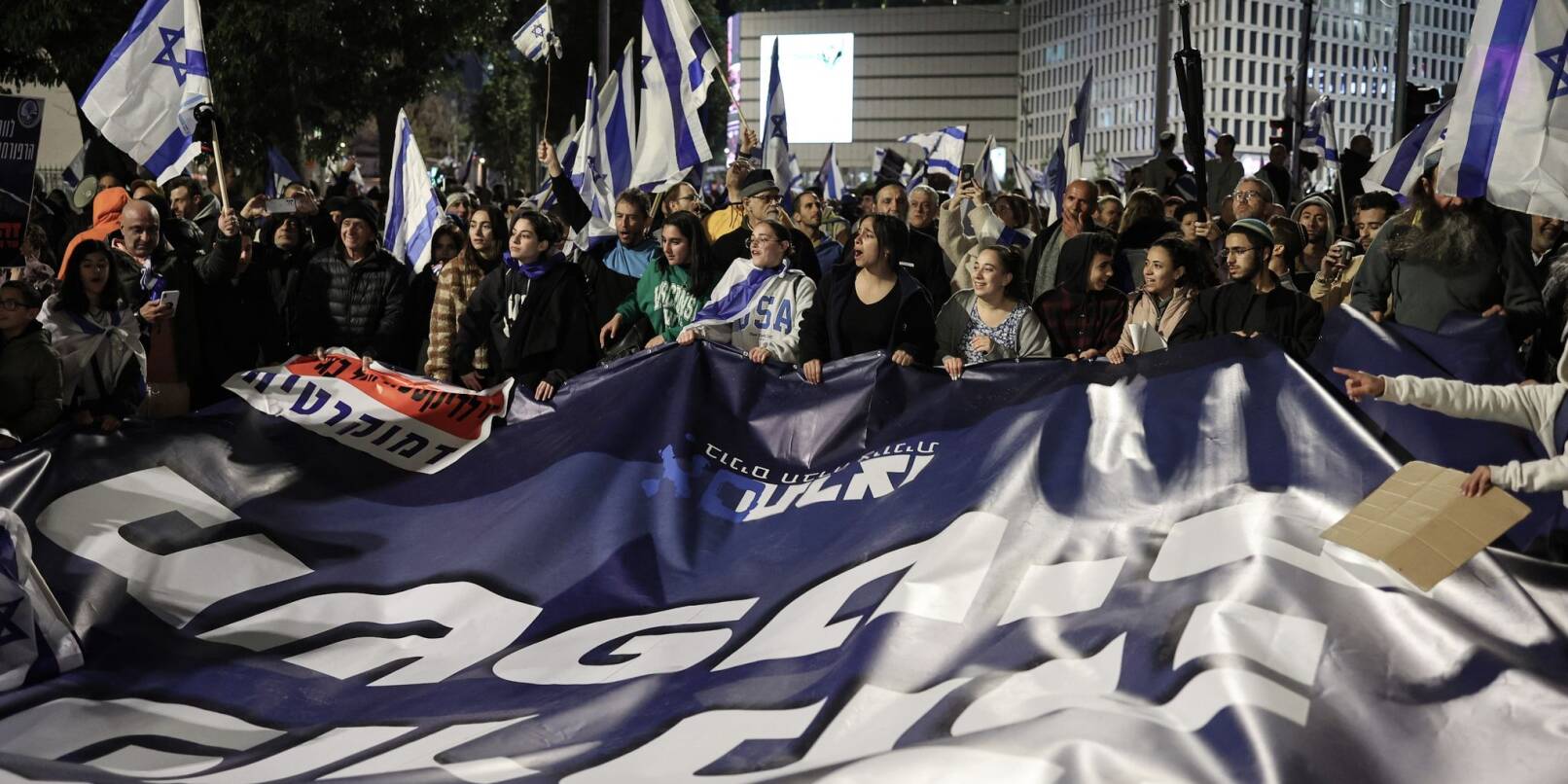 Tausende Unterstützer der umstrittenen Justizreform haben sich in Israel nach Aufrufen zu Gewalt gegen Journalisten und Aktivisten der Gegenseite versammelt. Medieberichten zufolge zufolge zogen rund 30.000 Demonstranten durch Tel Aviv.