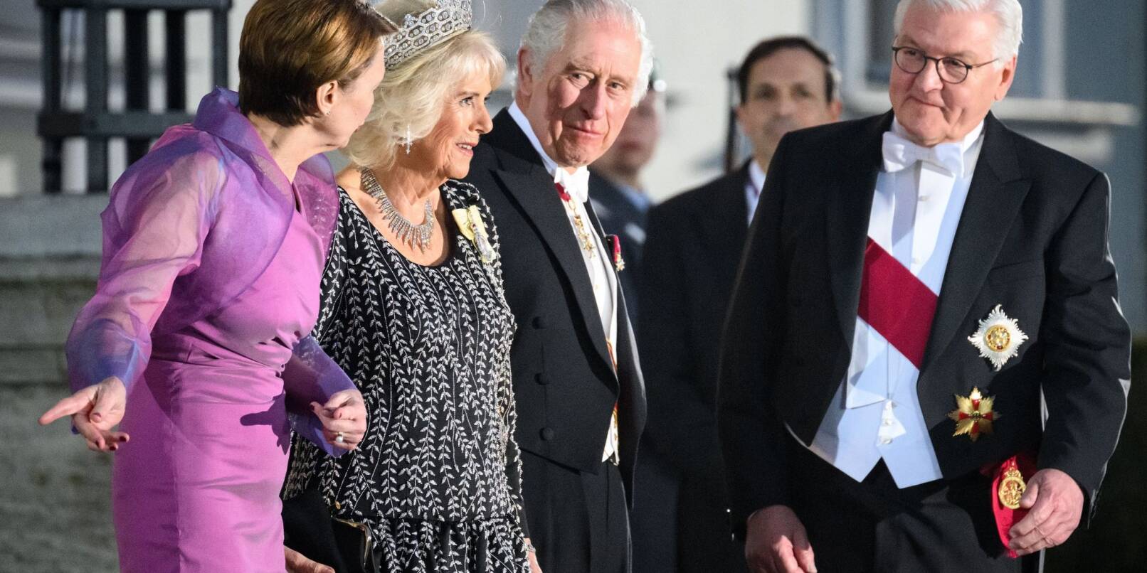 Zum Ausklang des ersten Tages ihres Staatsbesuchs sind König Charles III. und seine Frau Camilla zum Staatsbankett in Schloss Bellevue eingetroffen. Bundespräsident Frank-Walter Steinmeier und seine Frau Elke Büdenbender haben das Königspaar empfangen.