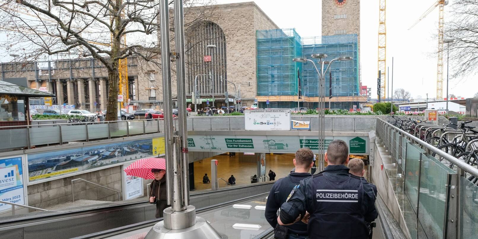 Sicherheitskräfte der Polizeibehörde gehen zum Stuttgarter Hauptbahnhof.