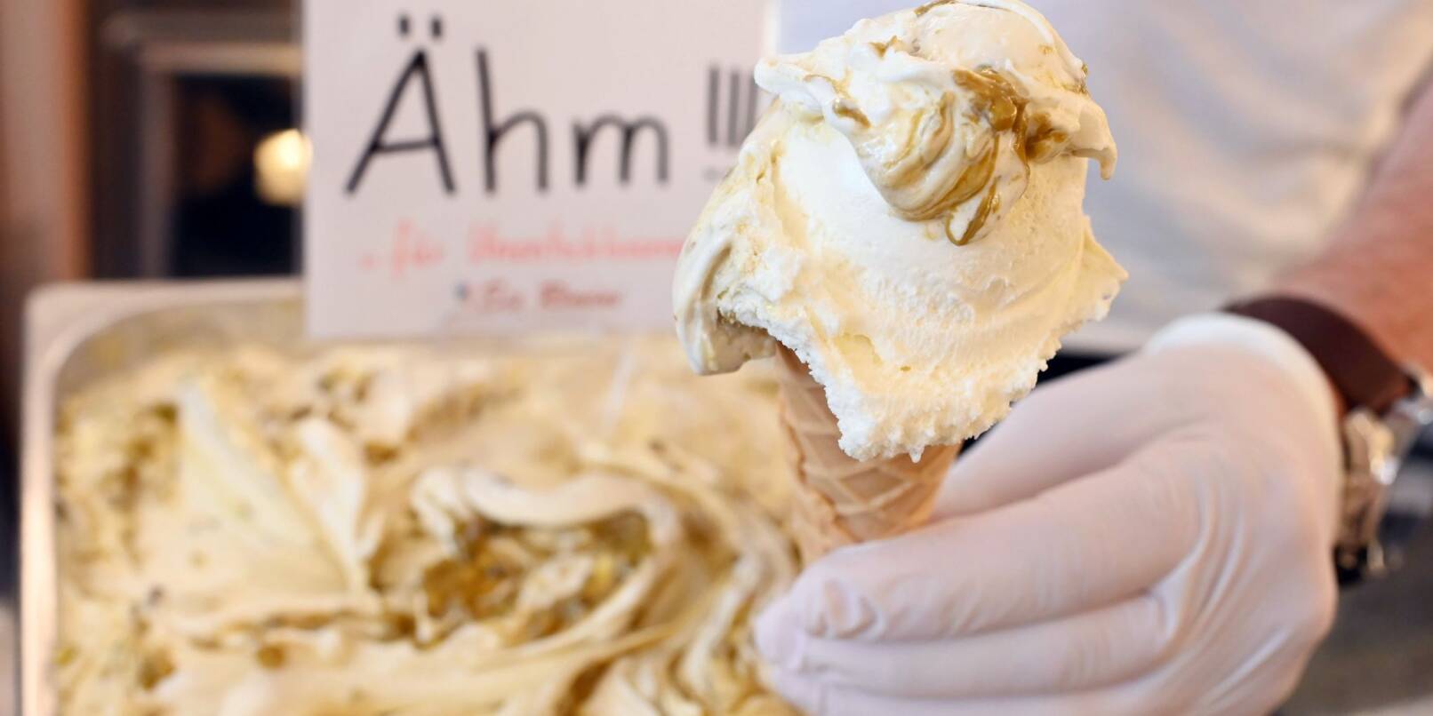 «Ähm»-Eis - eine Eigenkreation der Eisdiele Rimini in Gaggenau - schmeckt nach weißer Schokolade, vermischt mit Pistaziencrunch. «Ähm»-Eis - eine Eigenkreation der Eisdiele Rimini in Gaggenau - schmeckt nach weißer Schokolade, vermischt mit Pistaziencrunch.