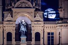 Besonders groß wirkender Mond über Deutschland
