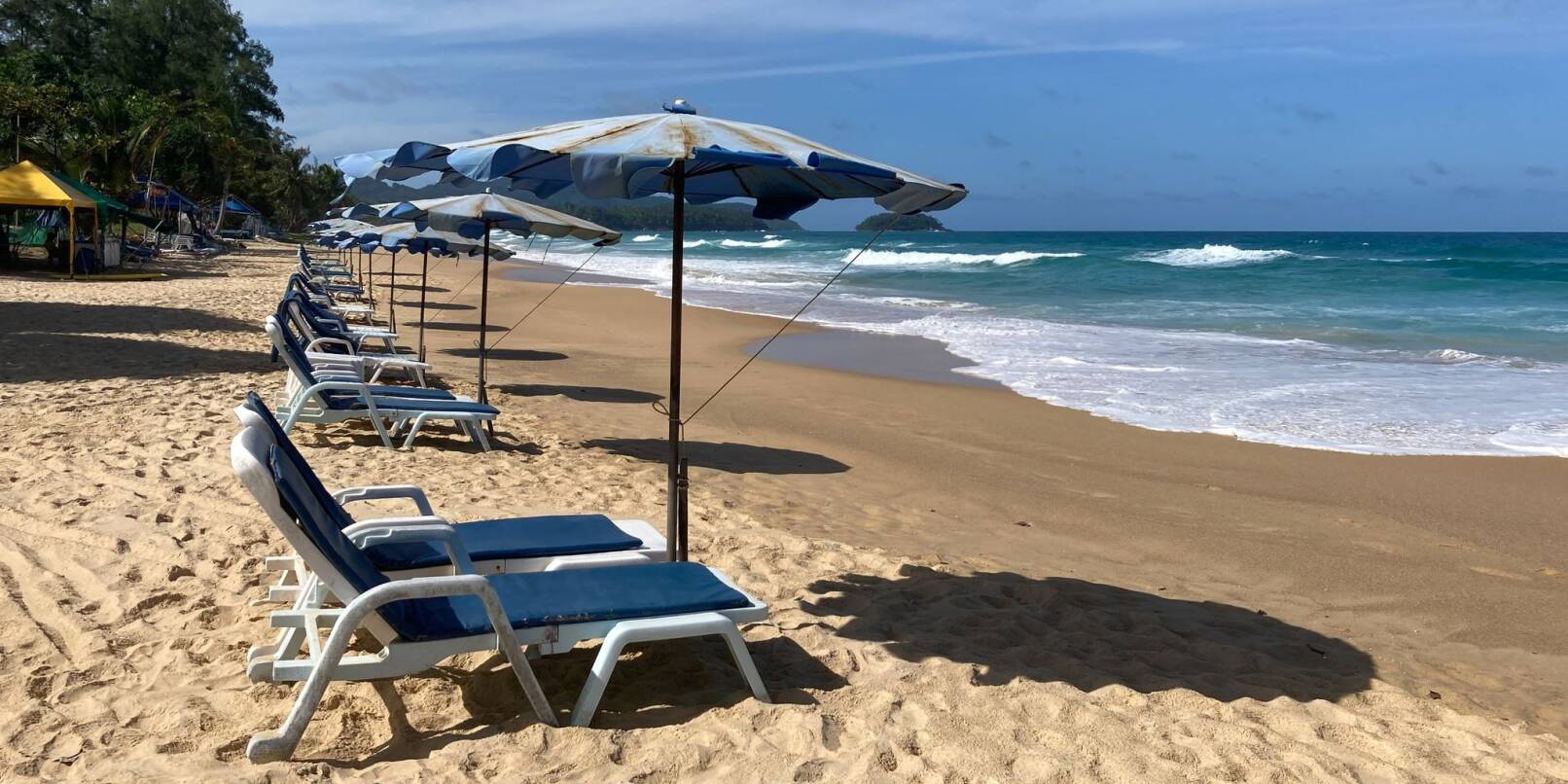 Sonne am Karon Beach auf Phuket im August 2021. Auf der thailändischen Urlaubsinsel sind innerhalb von fünf Tagen vier Touristen im Meer ertrunken.