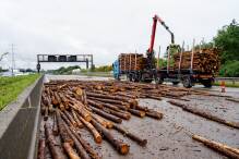 Holzlaster verunglückt bei Frankfurt: A5 wieder freigegeben
