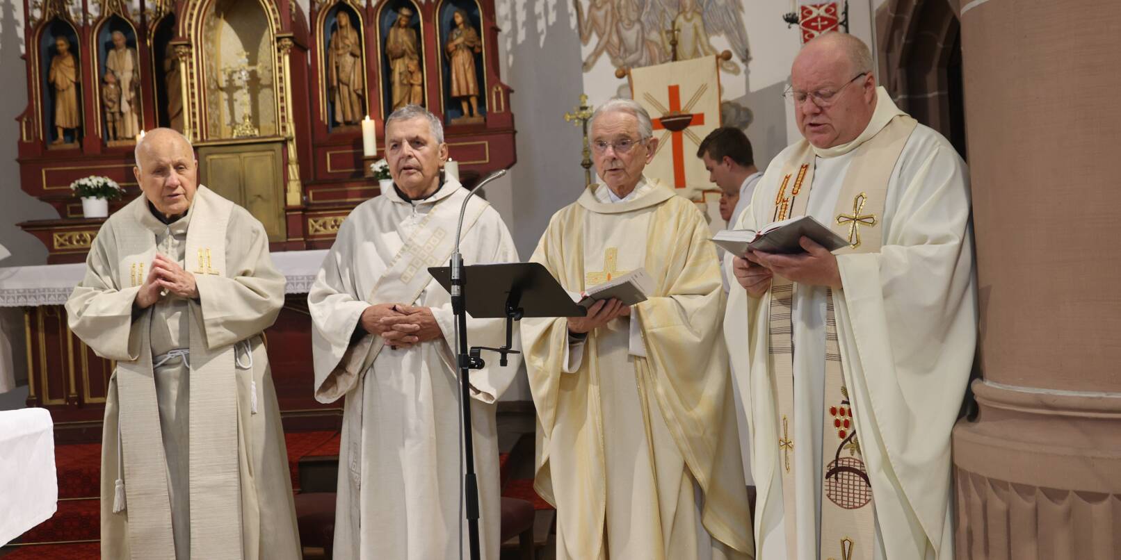 In der katholischen Kirche in Hammelbach wurde der 60. Jahrestag der Priesterweihe von Pfarrer Hans Peter Loos (Zweiter von rechts) gefeiert. Unser Bild zeigt (von links) Pfarrer Ulrich Pfahl, Diakon Thomas Fettel sowie Pfarrvikar Erhard Schmitt. In der katholischen Kirche in Hammelbach wurde der 60. Jahrestag der Priesterweihe von Pfarrer Hans Peter Loos (Zweiter von rechts) gefeiert. Unser Bild zeigt (von links) Pfarrer Ulrich Pfahl, Diakon Thomas Fettel sowie Pfarrvikar Erhard Schmitt.